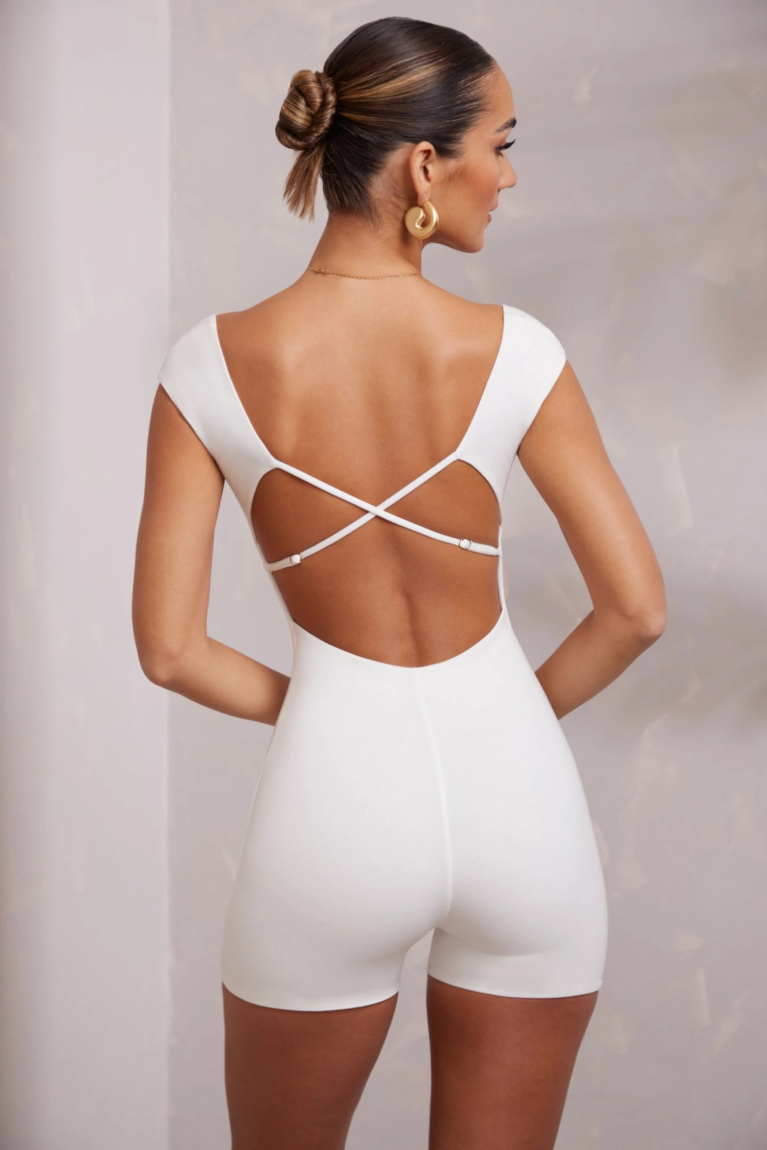 Open Back Scoop Neck Romper In White - Image 3
